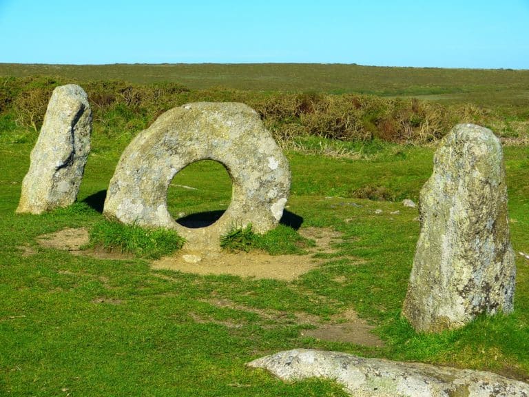 Cache-cache parmi les mégalithes de Bretagne