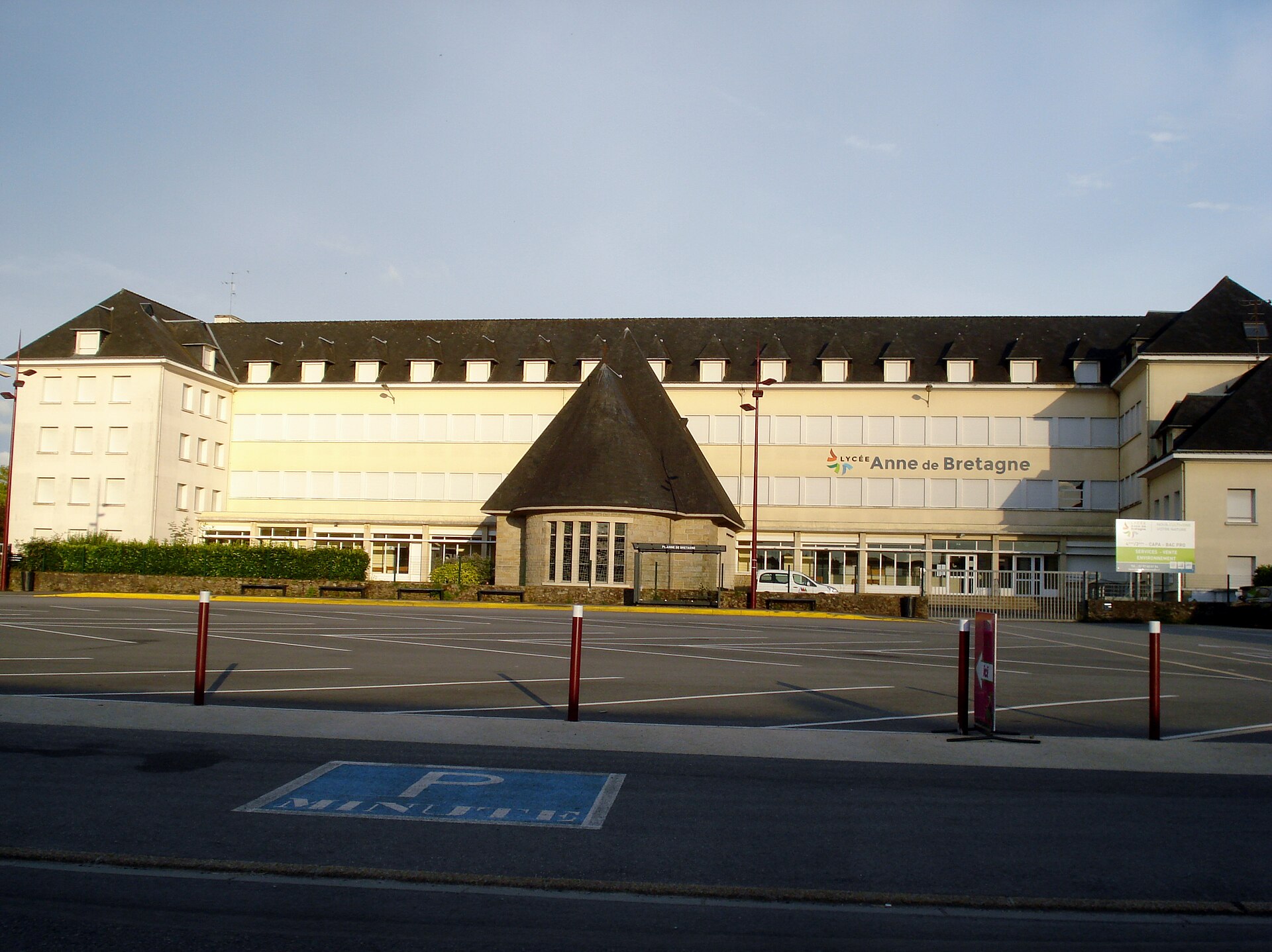 La façade du lycée Anne de Bretagne, à Locminé, dans le Morbihan